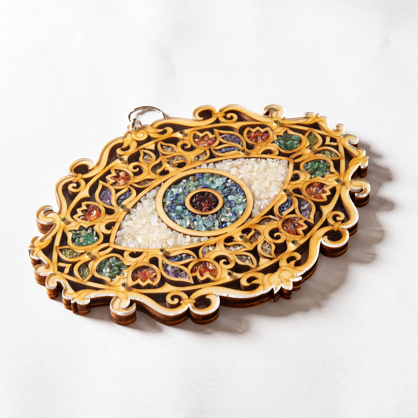 Ojo decorado con cuarzos energeticos