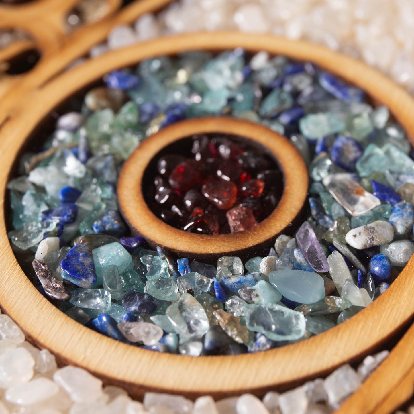 Ojo decorado con cuarzos energeticos